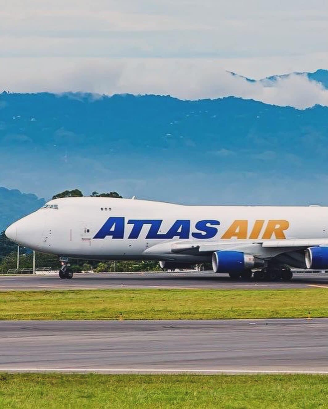 La "reina de los cielos" fue el primer avión de dos pasillos, de fuselaje ancho, que permitió que más personas volaran más lejos, más rápido y de manera más económica. Foto: Tomada del Facebook de Aeronáutica Tv.