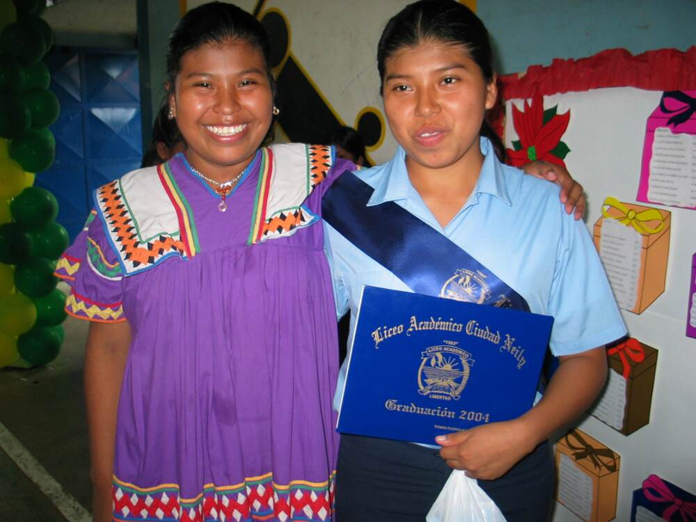 Su mamá, Elisa Rodríguez, la ha impulsado en todo momento. Aquí, cuando se graduó de bachiller en el Liceo de Ciudad Neily. Elisa también la acompañará en su juramentación como médica. | ARCHIVO GN