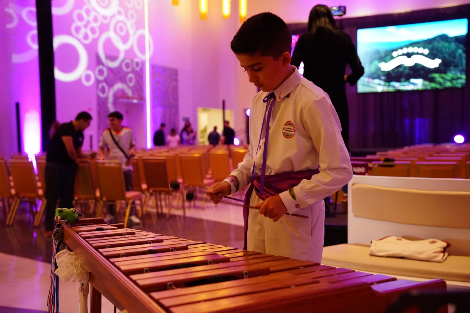 Ian sorprendió a todos con su talento al tocar la marimba.