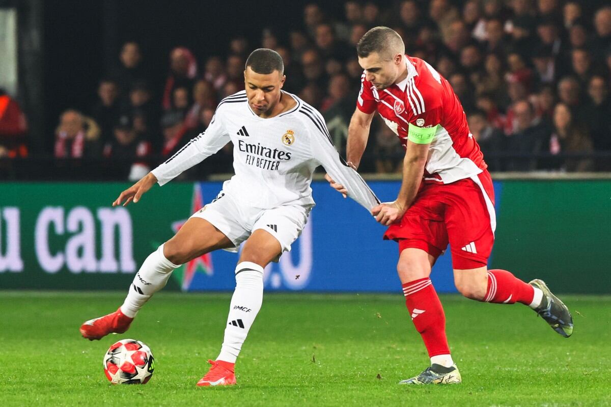 Kylian Mbappé enfrenta al Stade de Brestois con el Real Madrid.