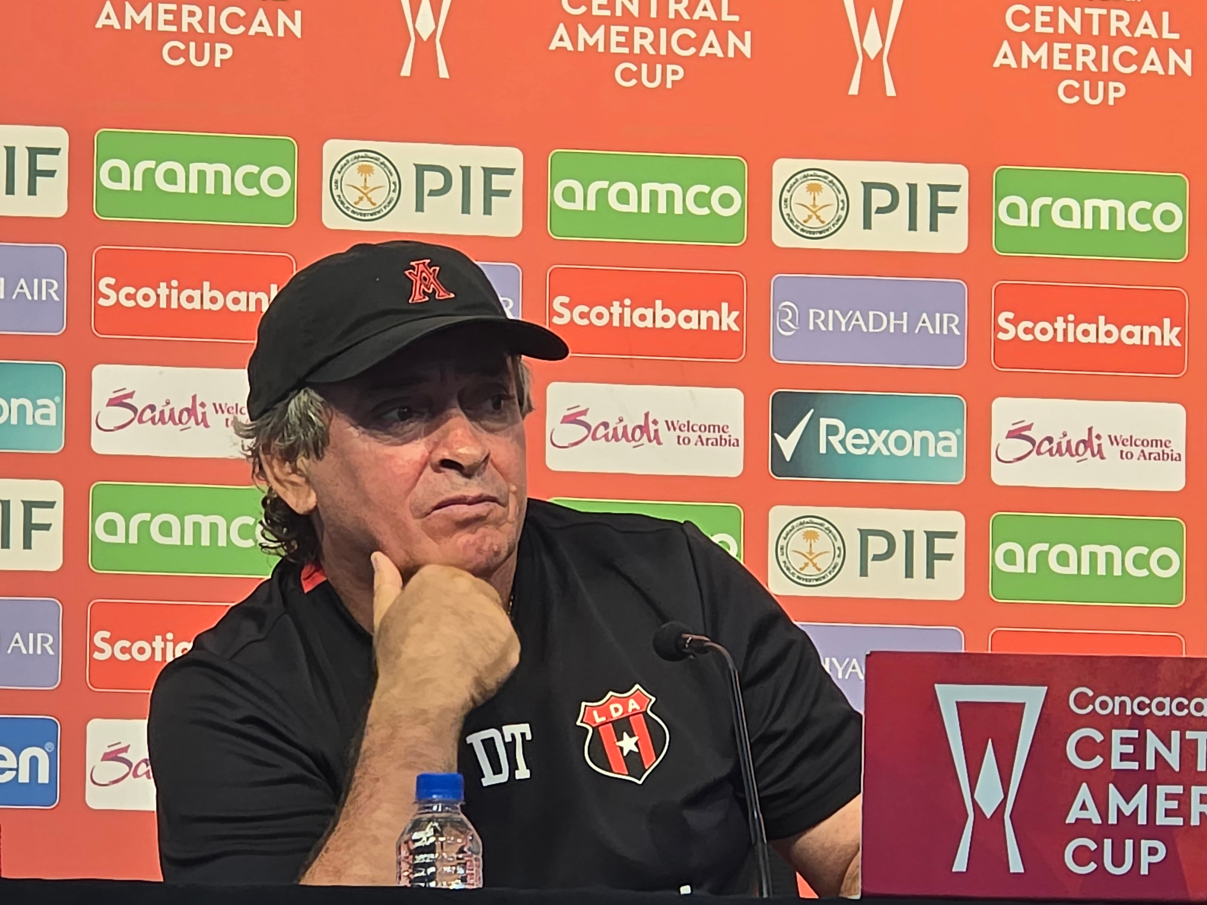 Óscar Ramírez ofreció una conferencia con la sala de prensa del CAR llena, antes del inicio de la final de la Copa Centroamericana de Concacaf entre Liga Deportiva Alajuelense y Xelajú.