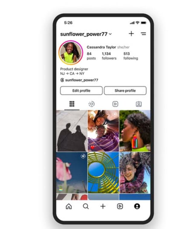 Pantalla de un teléfono móvil mostrando un perfil de Instagram con detalles como nombre de usuario, descripción, y un diseño con publicaciones destacadas.