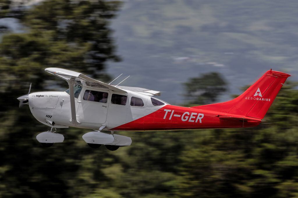 Avioneta Cessna 206 matrícula TI-GER de Aerocaribe en vuelo, identificada como la aeronave accidentada en los cerros de Escazú, Costa Rica.