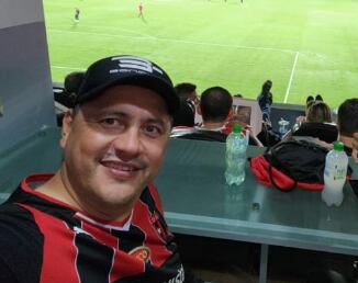 Roy Campos, oficial de Cumplimiento Corporativo del INS, en una de sus visitas al palco reservado para clientes y socios.