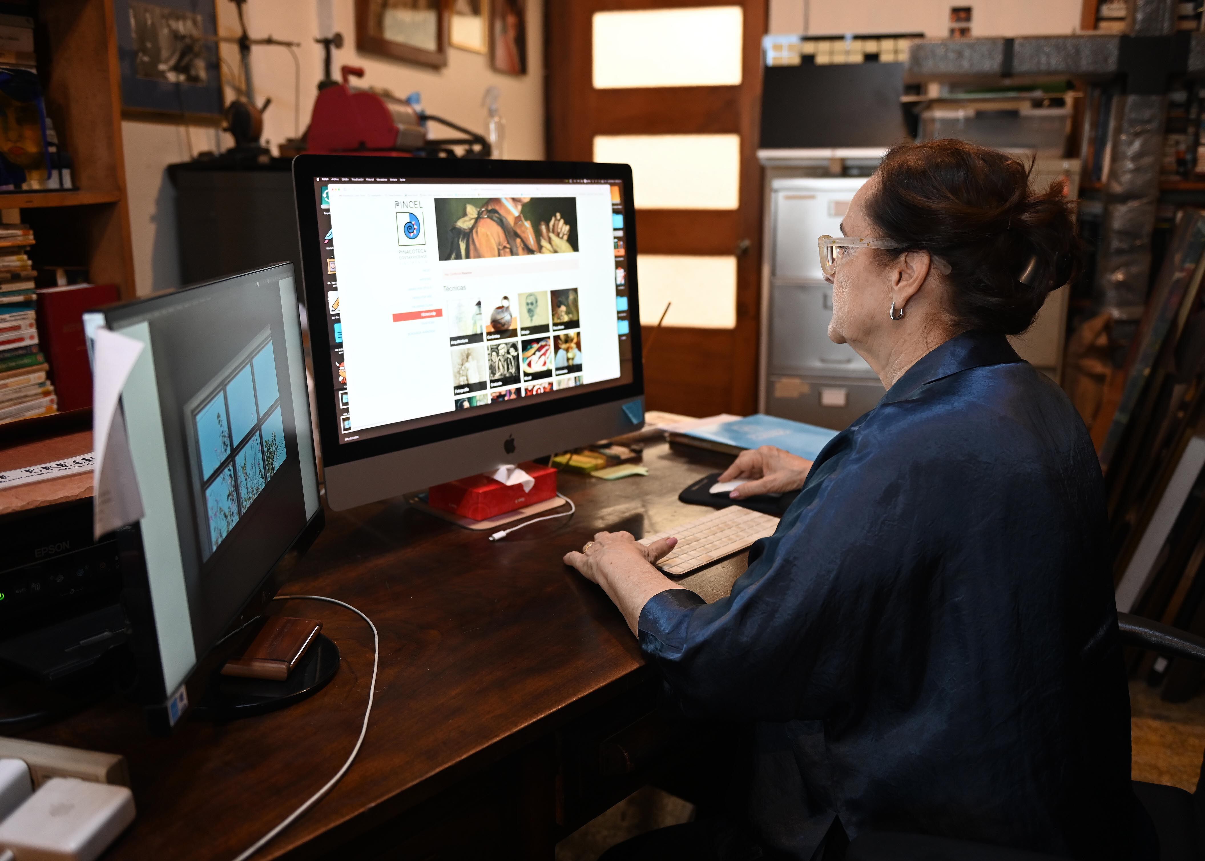 20 de marzo del 2025. Los Yoses, San José. 09:30 hrs. Entrevista a la historiadora de arte María Enriqueta Guardia para la Revista Dominical. En la foto: La historiadora mostró aspectos de su vida cotidiana y posó para los retratos. Las manos de doña María no dejan de trabajar y de plasmar el fruto de su constante maditación e investigación. Foto: Albert Marín para la Nación.