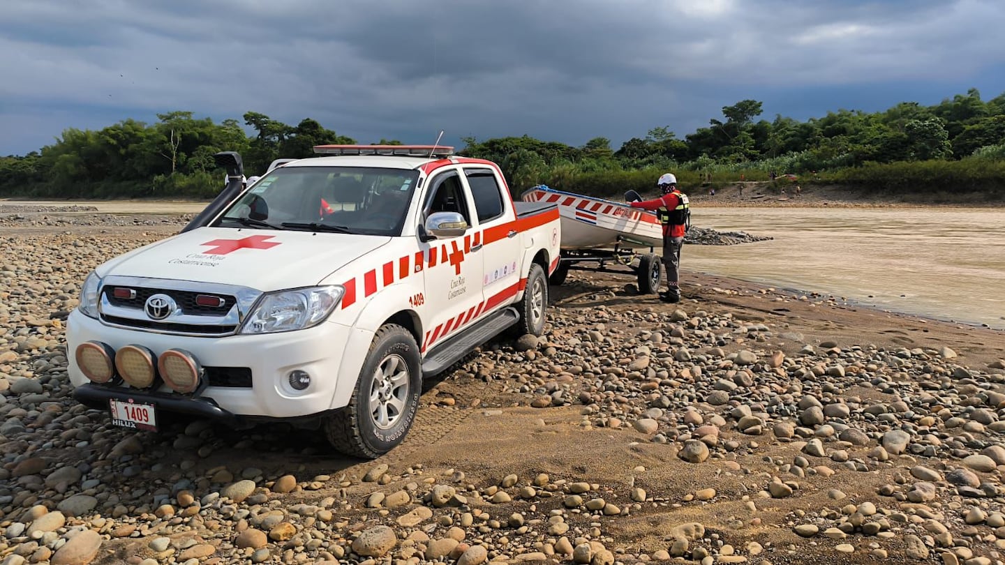 Intentó cruzar el río y desapareció: Cruz Roja busca a hombre arrastrado por la corriente en Pococí