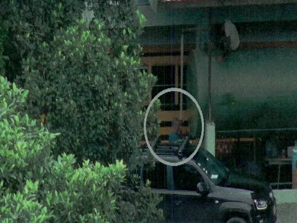 En la parte trasera se observa el bus de transporte estudiantil, en apariencia, llenando el cisterna verde instalado en la vivienda de Macho Coca.