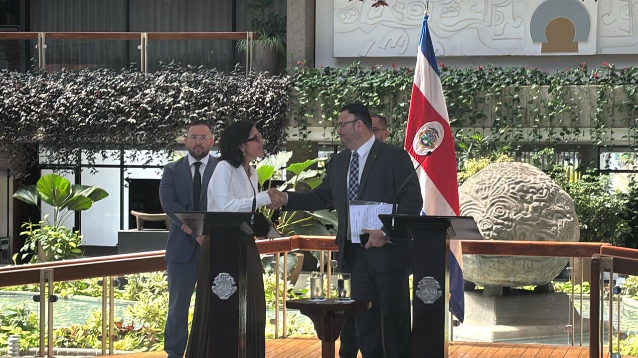 Paula Bogantes, ministra del Micitt, y Marco Acuña, jerarca del ICE; participaron en la conferencia de prensa donde se dio a conocer una vulneración a la red interna del ICE por parte de cibercriminales.