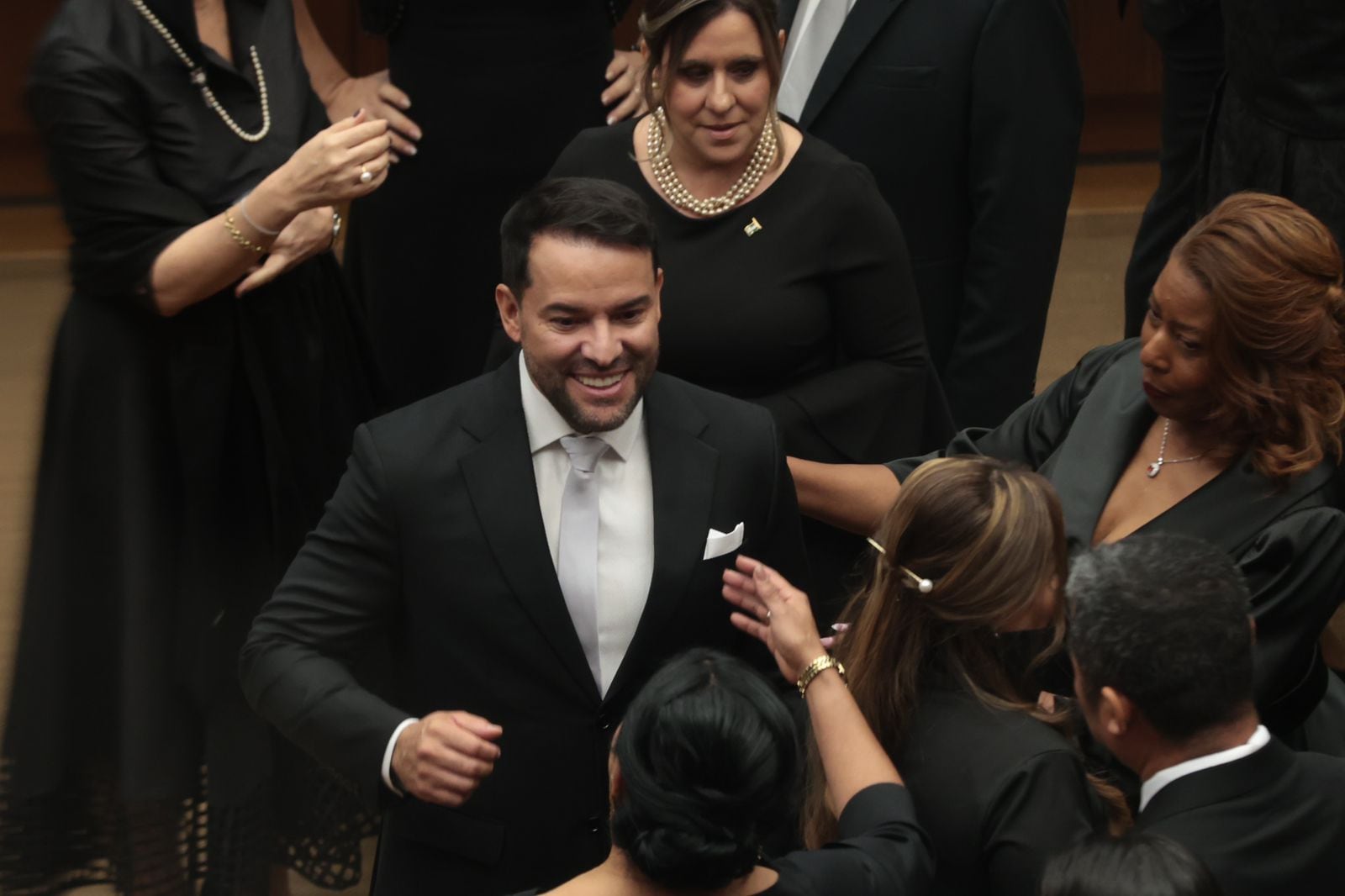 El abogado, pastor y activista provida Gerald Bogantes es felicitado tras ser elegido como primer secretario del Directorio Legislativo.