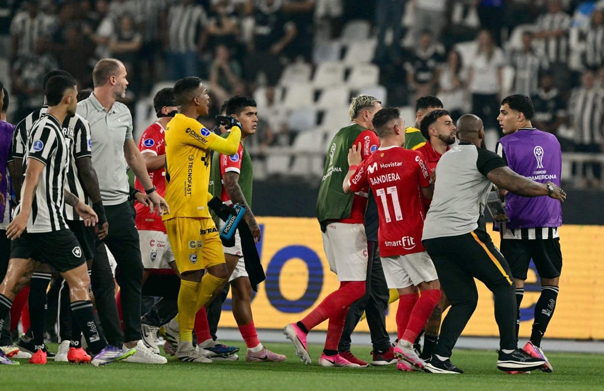 Los jugadores de Botafogo intentaron pegarle al DT de Cienciano de Perú, Horacio Melgarejo, esto formó un enfrentamiento en el campo.