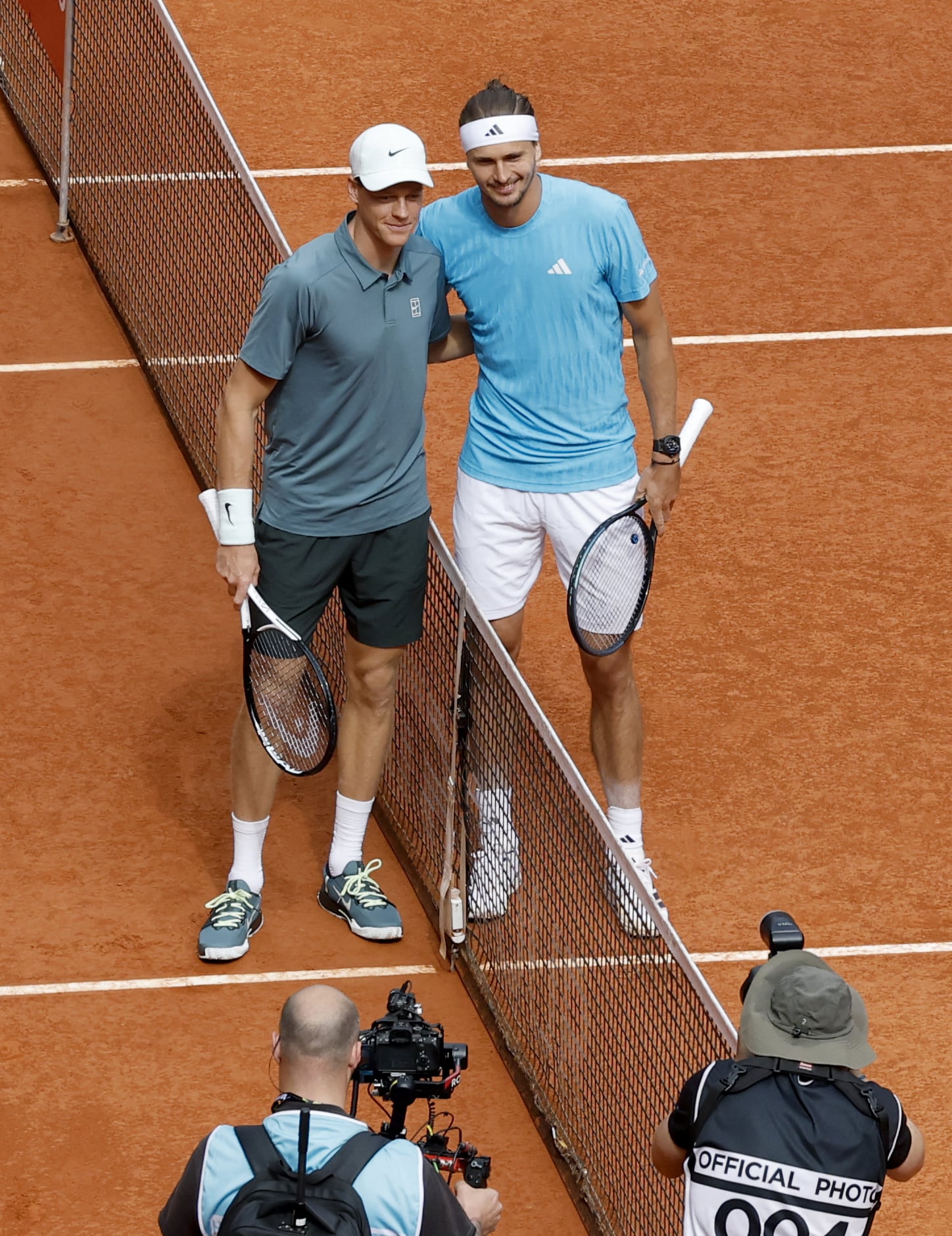 Los tenistas Alexander Zverev y Jannik Sinner protagonizan un partido atractivo en la final del Masters 1000 de Madrid.