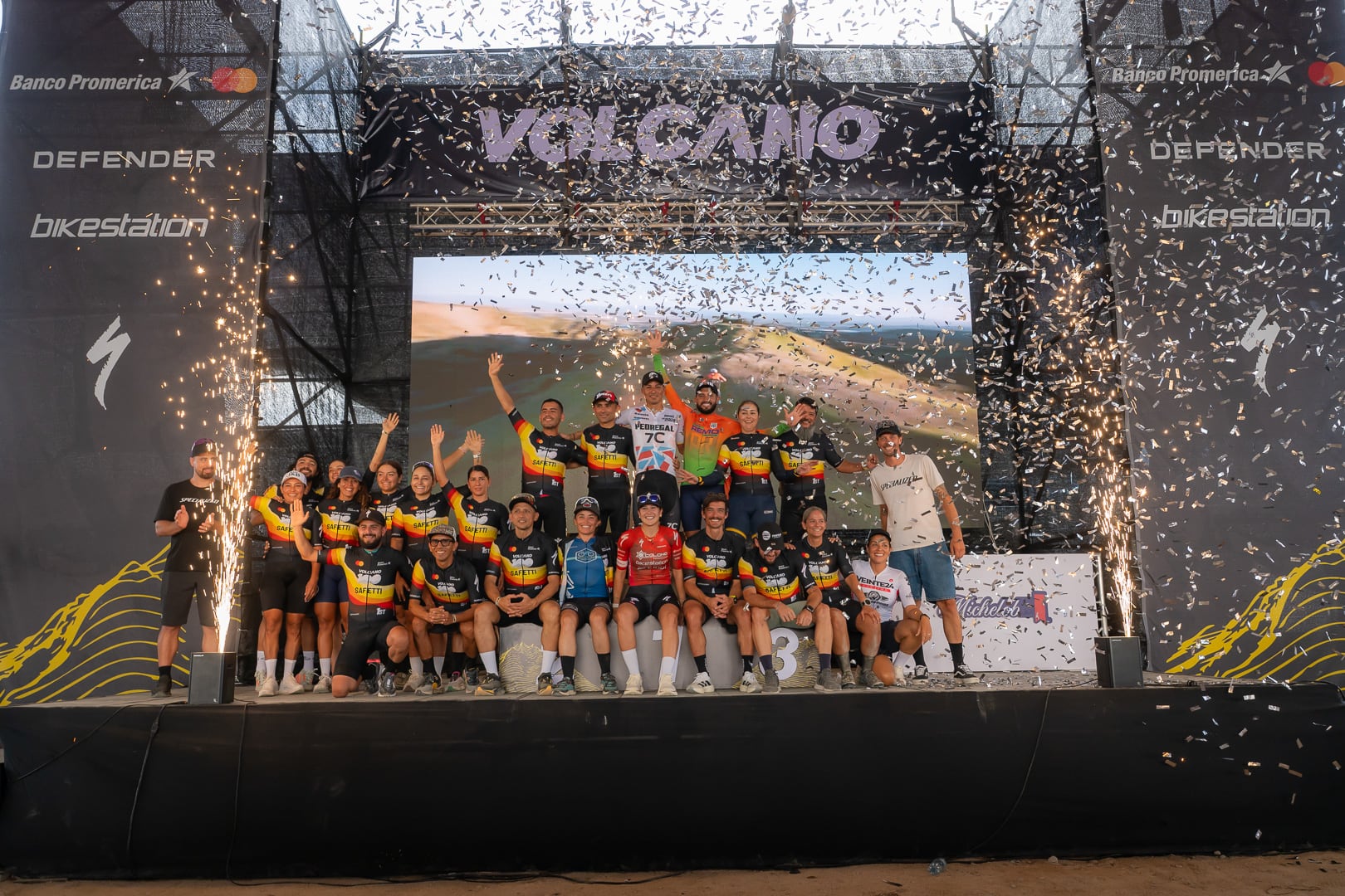 Los ganadores festejan en el podio del Volcano 100, la exigente competencia de ciclismo de montaña que se disputó en Liberia.