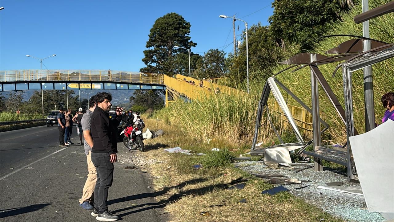 La colisión múltiple ocurrió en la autopista Florencio del Castillo, en el sector de Ochomogo, y dejó una parada de buses semidestruida tras el impacto del autobús.