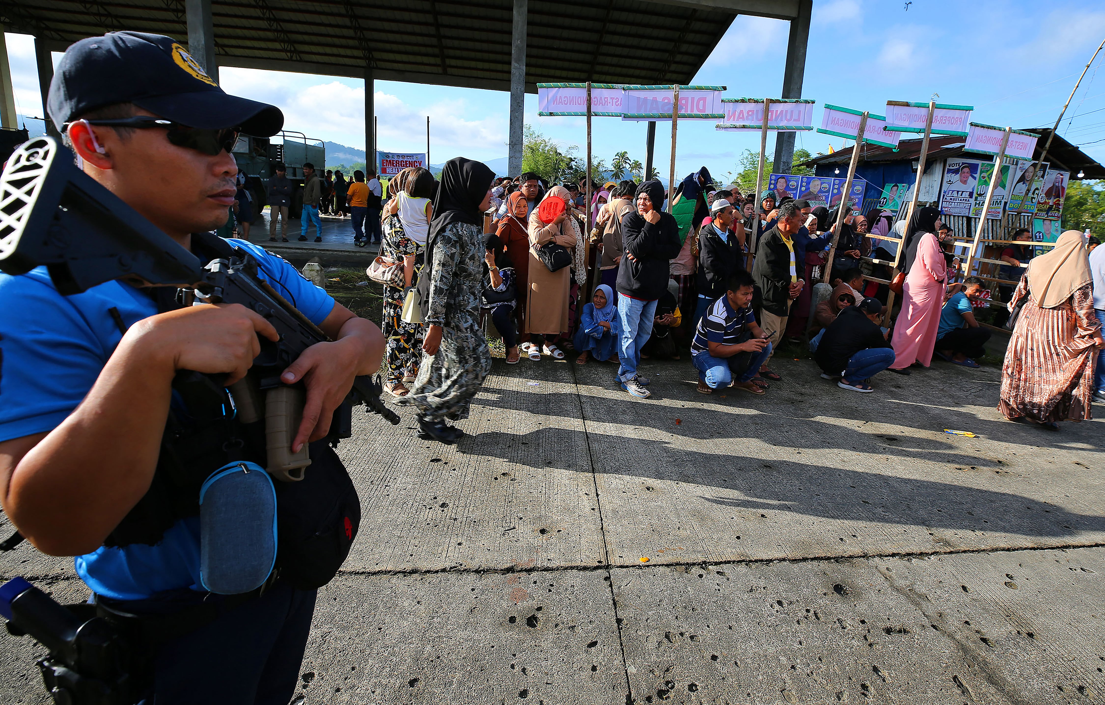 Un policía monta guardia cerca de un colegio electoral durante las elecciones nacionales de mitad de mandato en la localidad de Buadiposo, provincia de Lanao del Sur, en la isla meridional de Mindanao, este 12 de mayo. Fotografía: