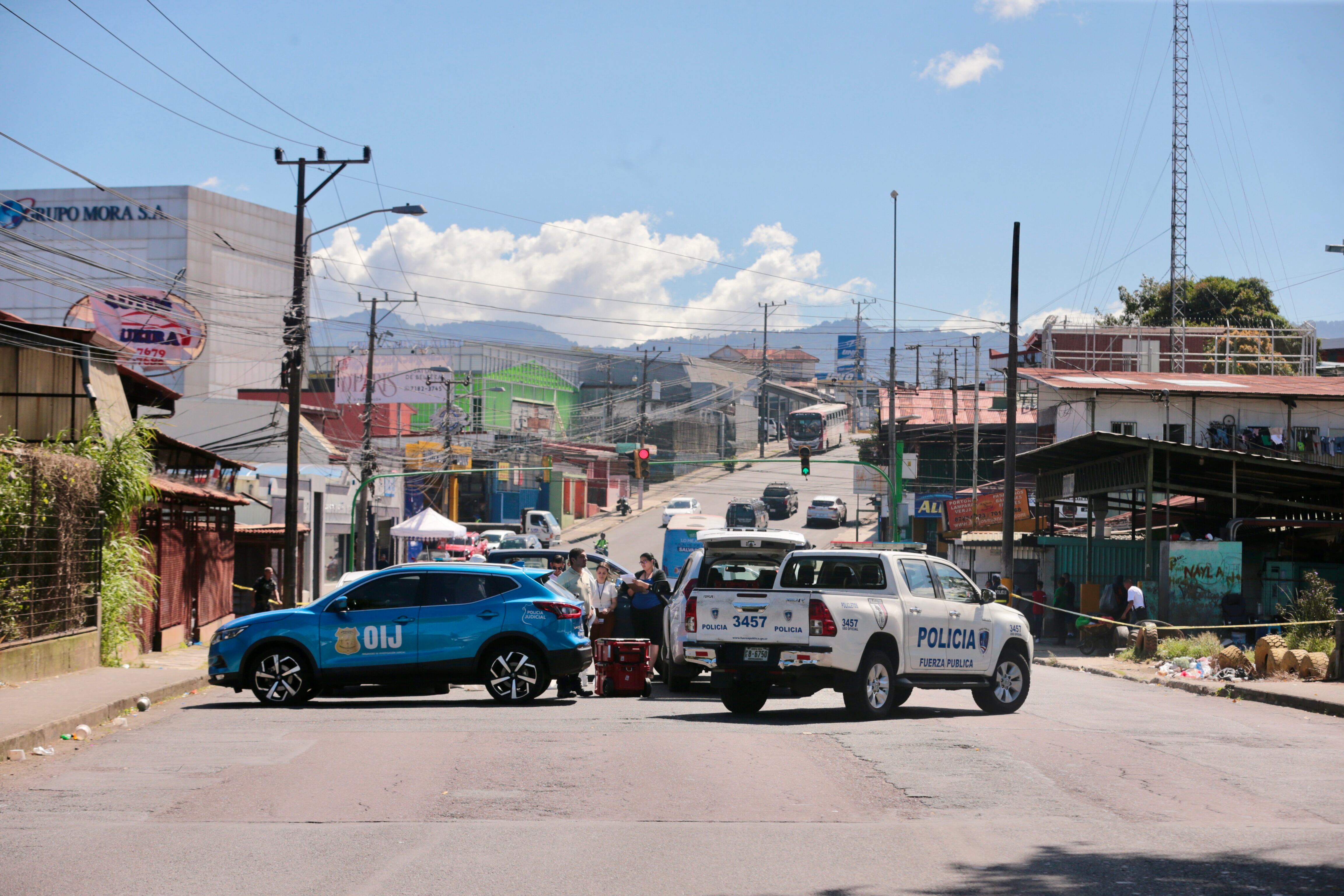 04/12/2023 Un hombre baleado sobre la carretera en San Sebastián San José los agentes del OIJ en el lugar. Foto Alonso Tenorio