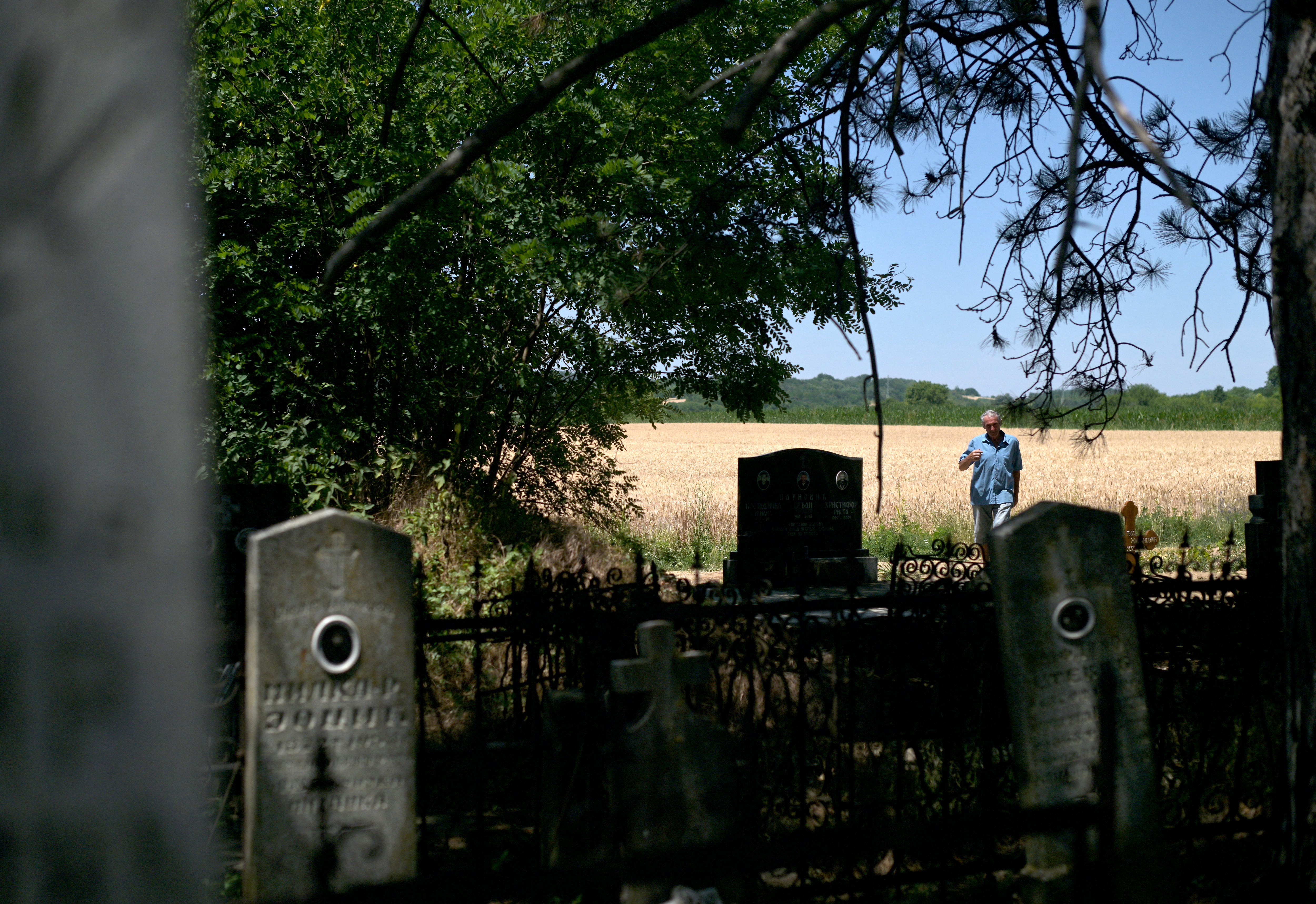 Mirko Bogicevic, de 68 años, residente local y cronista del pueblo, en los cementerios de Kisiljevo el 23 de junio pasado. Fotografía: