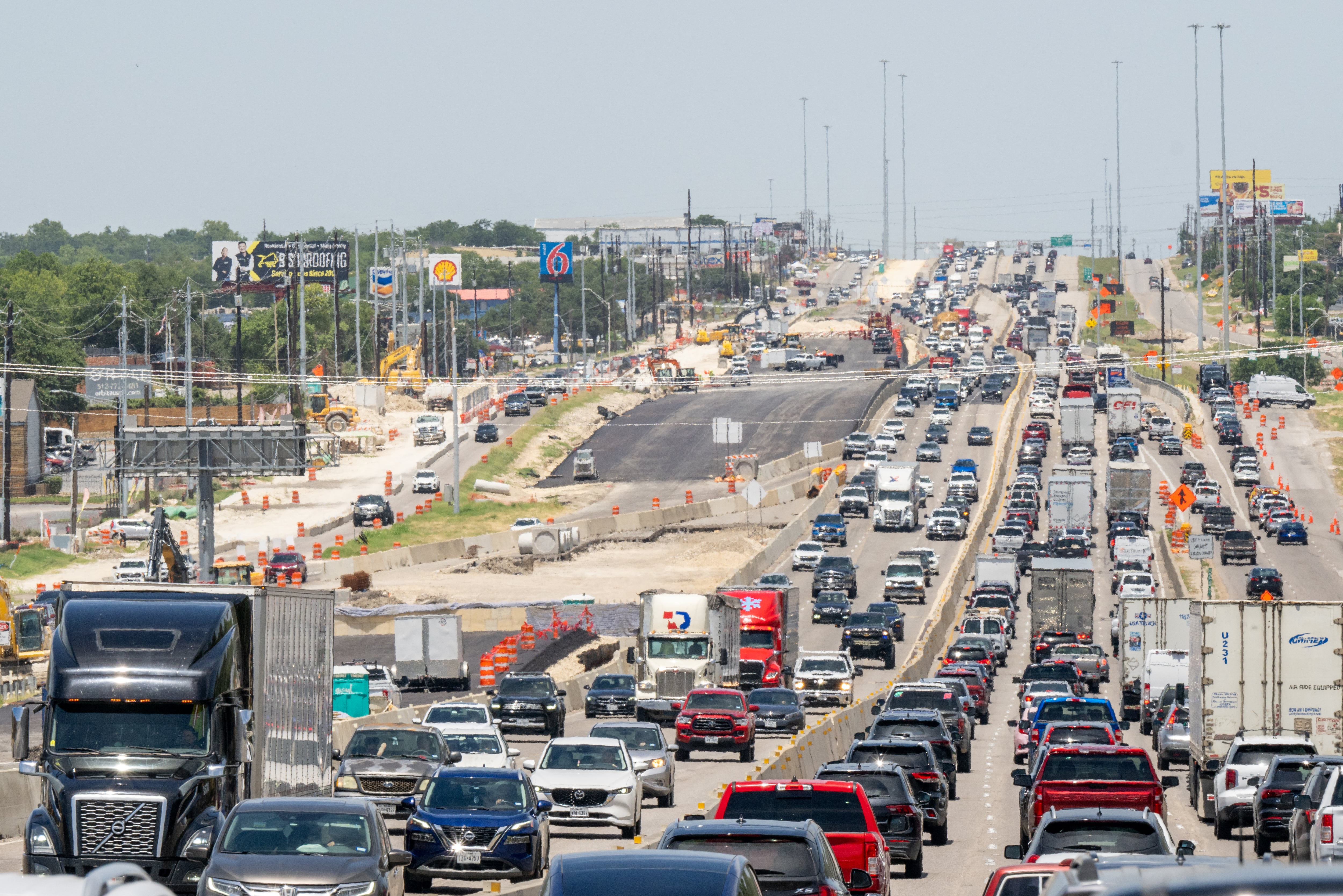 El informe Global Carbon Budget alerta que las emisiones de CO₂ por combustibles fósiles alcanzarán un récord histórico en 2025, comprometiendo la meta de 1,5 ºC del Acuerdo de París. Imagen de una autopista en Austin (Texas, EE. UU.) el pasado mes de julio. Fotografía: