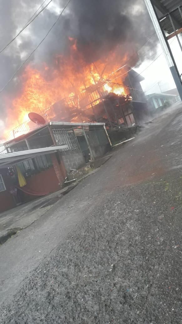 El incendio ocurrió a las 11:51 a. m. a 100 metros de la sonda Santa Rita, en urbanización Divino Niño, Cascajal. Foto: Cortesía.