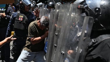 Policía lanza gases a manifestantes que intentan llegar a palacio presidencial en Venezuela