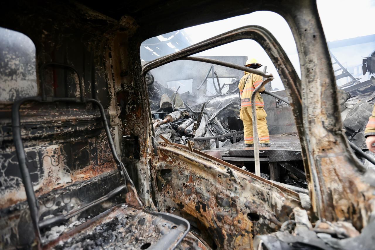 El incendio en unas bodegas de San Rafael Arriba de Desamparados consumió más de 17.000 metros cuadrados, según estimó el Cuerpo de Bomberos.