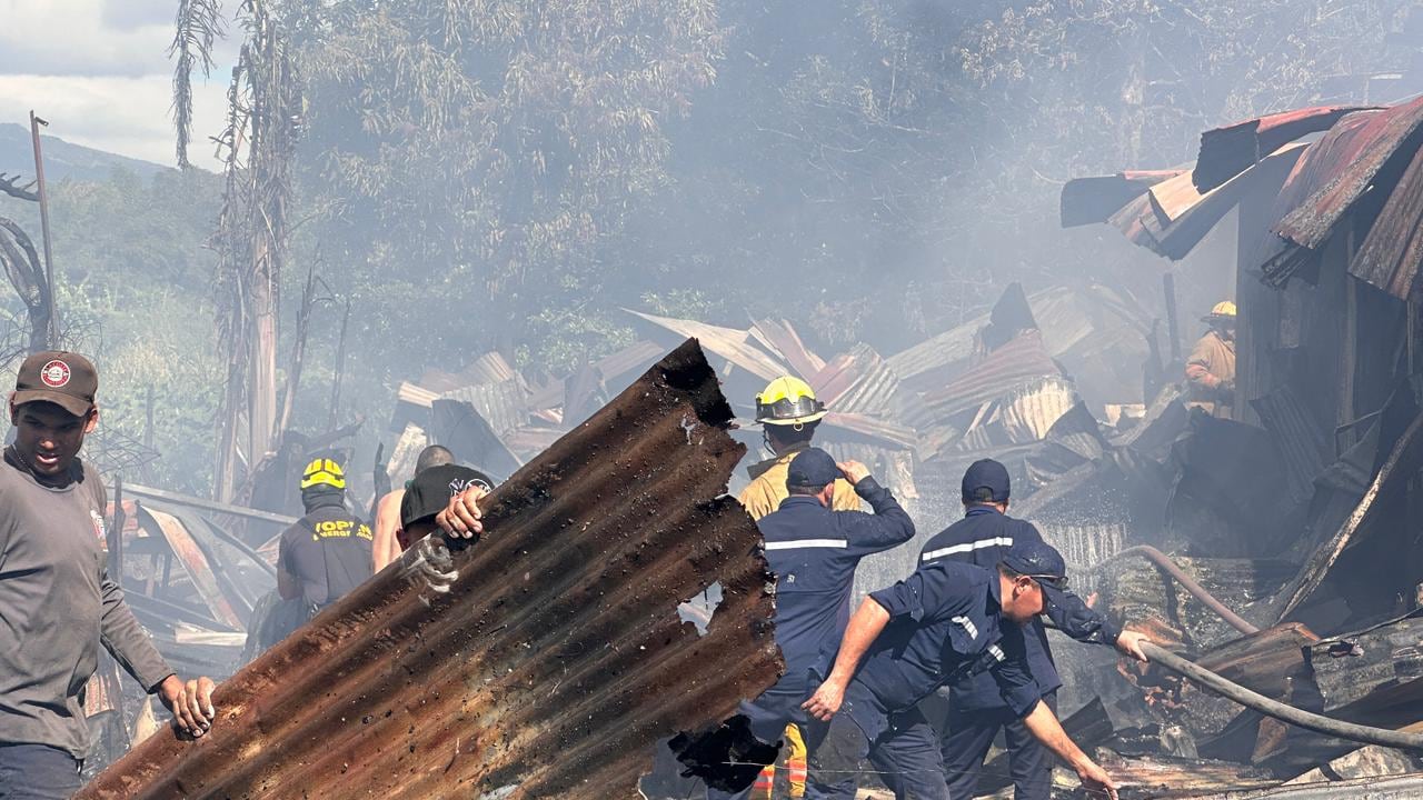 Un incendio de grandes proporciones en el precario Laura Chinchilla, en Alajuela.