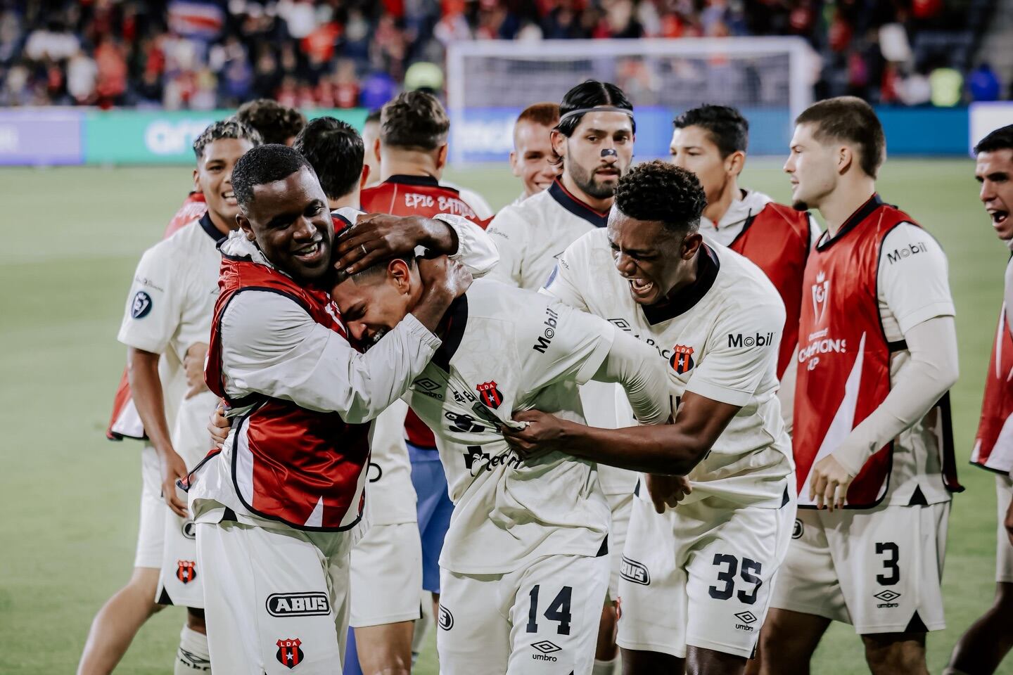 Liga Deportiva Alajuelense festejó con todo la anotación de Alejandro Bran ante LAFC en Los Ángeles.