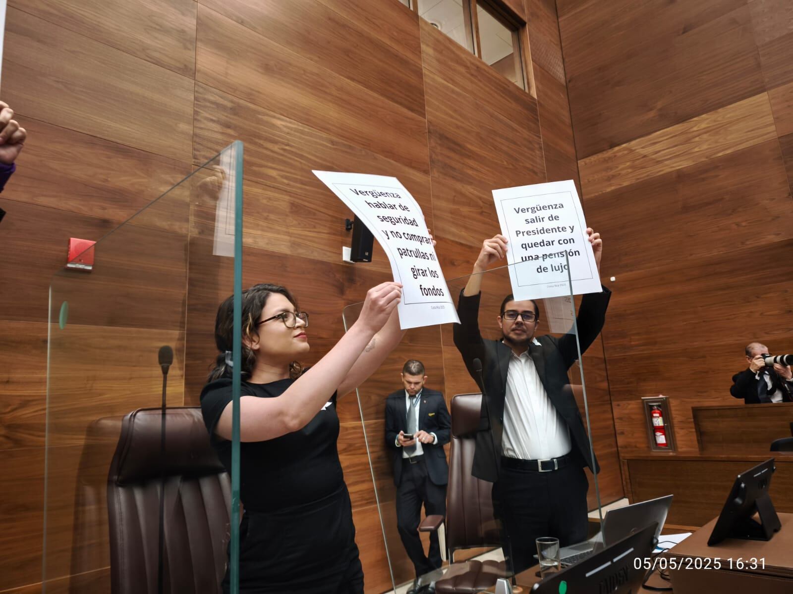 Mientras el presidente Chaves rinde el informe de labores, legisladores de oposición levantron carteles con mensajes de protesta.