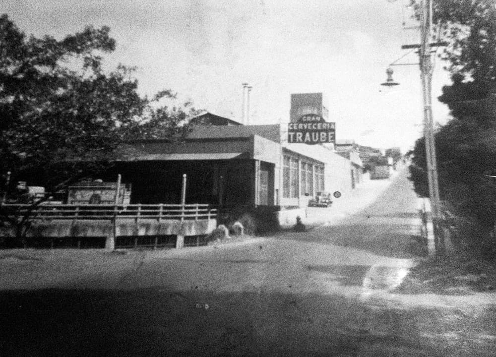 La gran Cervecería Traube | VISTA DESDE LA MARGEN DERECHA DEL RÍO TORRES, HACIA 1955. FOTOGRAFÍA DE AUTOR NO DETERMINADO. ANDRÉS FERNÁNDEZ PARA LN.