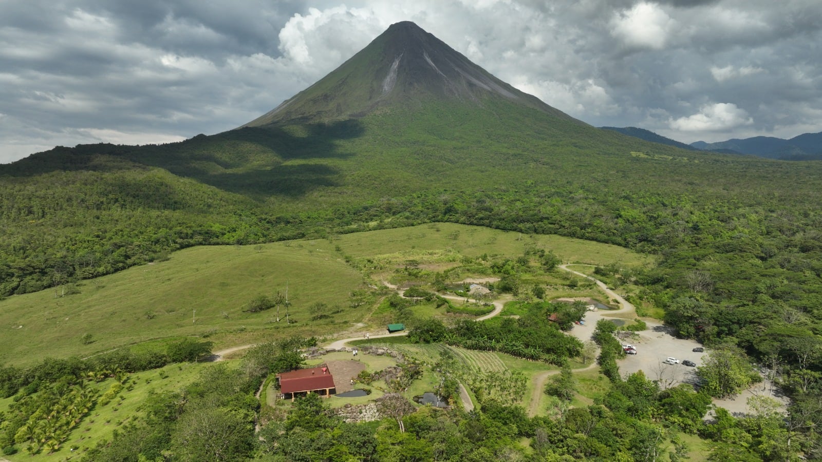 El nuevo paso reduce el viaje entre Monteverde y La Fortuna y potencia el turismo de aventura frente a la laguna del Arenal.