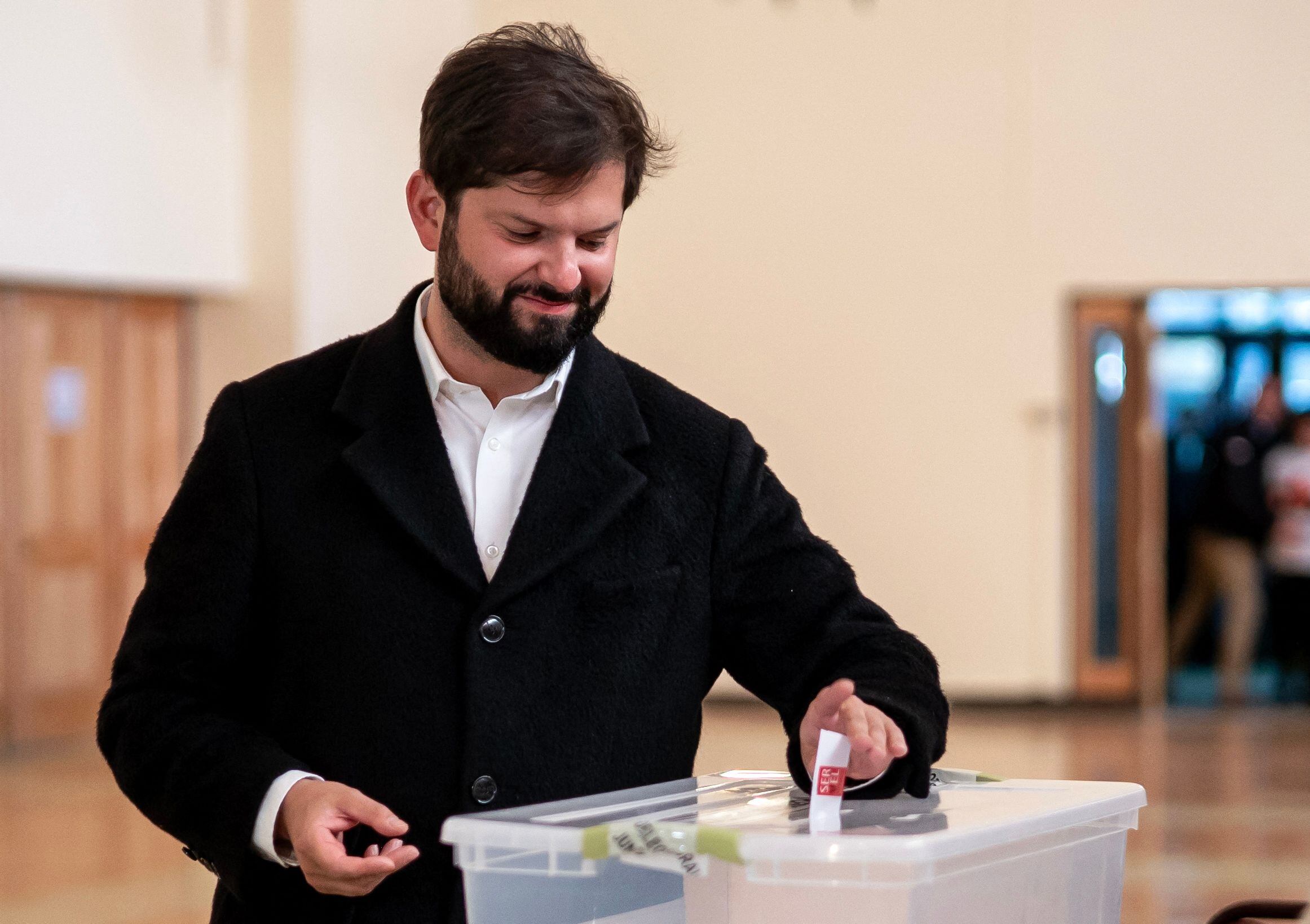 Imagen que muestra al presidente Gabriel Boric emitiendo su voto durante el referéndum para la nueva propuesta de constitución de Chile.