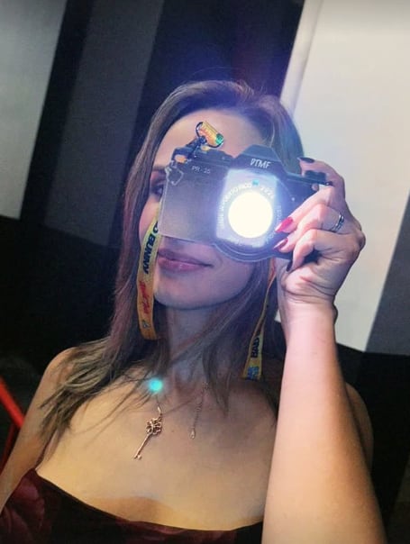 Charlyn López, presentadora de Giros, mostró la cámara que sirvió como gafete para los asistentes al concierto.