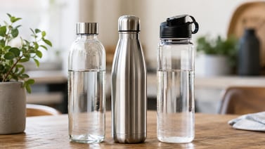 ¿Es mejor usar una botella de metal, de plástico o de cristal para beber agua a diario?