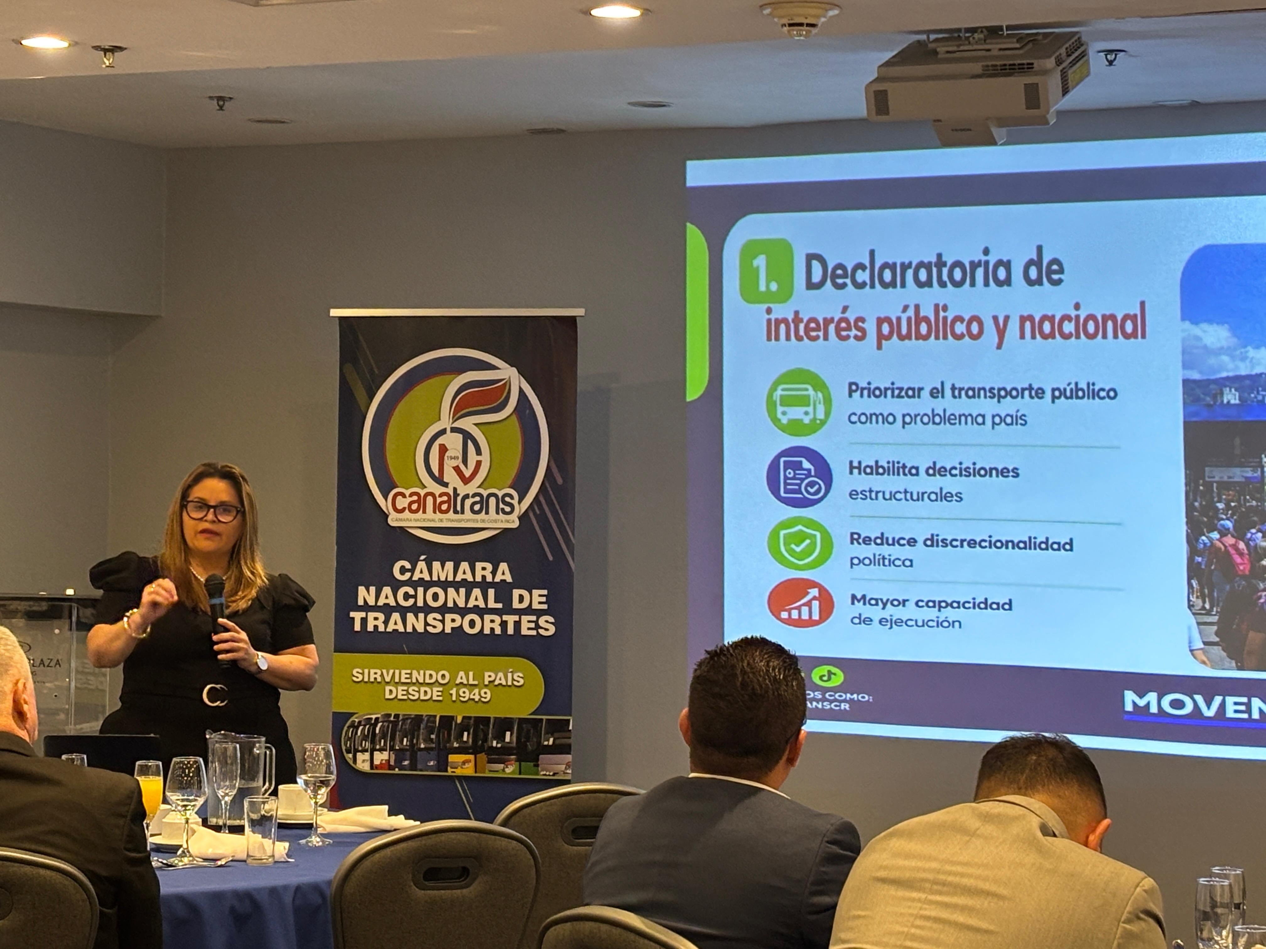 Canatrans organizó este lunes una reunión con diputados electos para exponerles la problemática que enfrenta el sistema de transporte público.