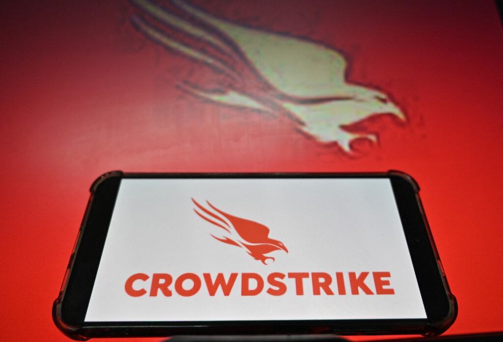 Microsoft investiga un problema global de actualización de Crowdstrike que afecta varios sectores, incluyendo aerolíneas y bancos.