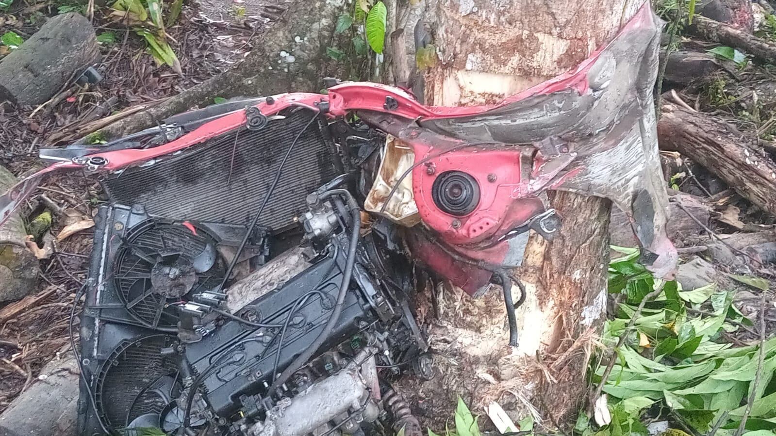 En Paso Canoas de Corredores, Jonathan Cortés, de 44 años, falleció cuando el carro que conducía se salió de la vía, volcó y pegó contra un árbol. Foto: Cortesía Colosal Informa.