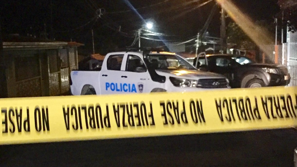 La Policía custodió la escena de un asesinato en Cerro Mocho de Limón.