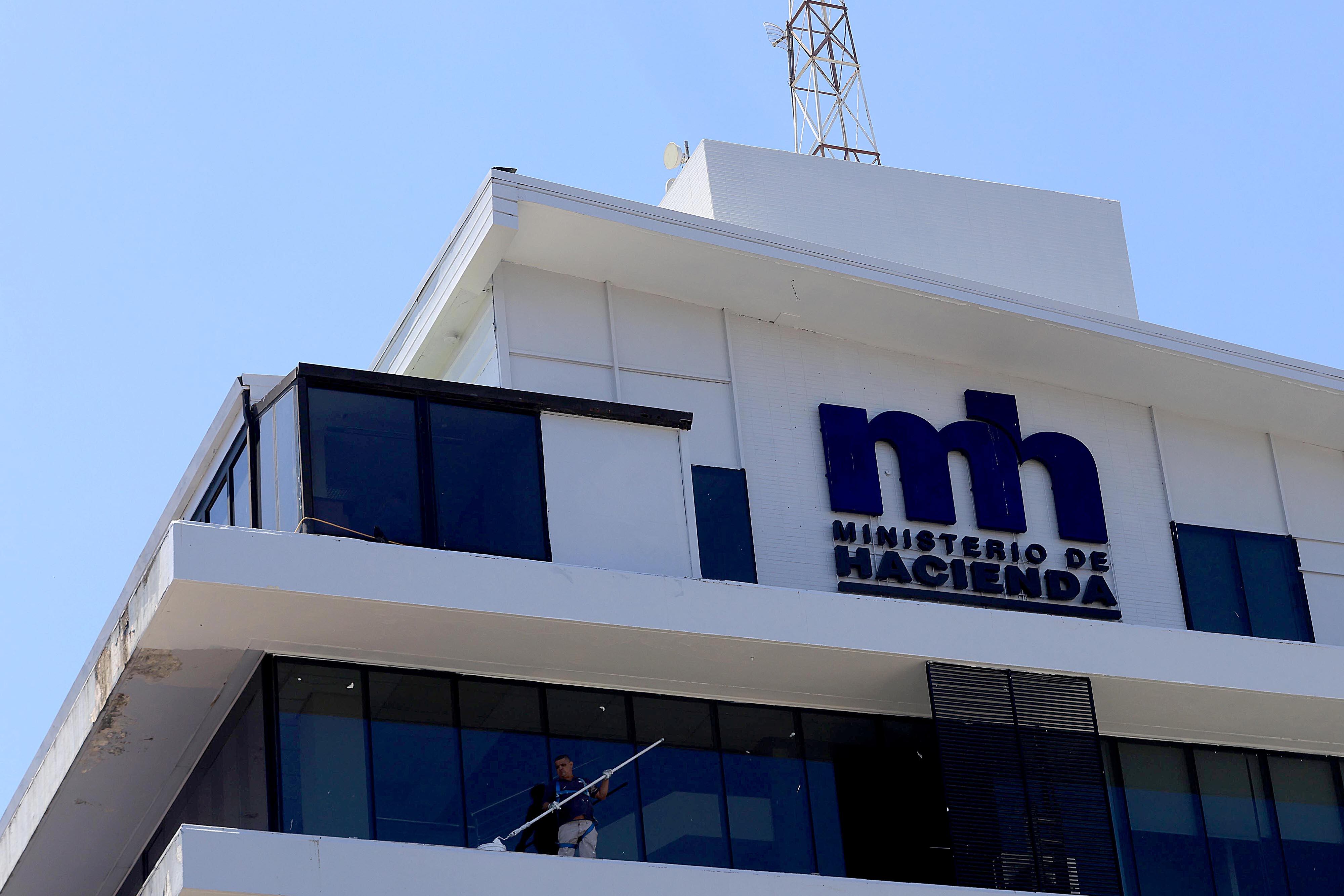 07/03/2024 San José. El edificio del Ministerio de Hacienda se remoza. Este jueves continuaban los trabajos pintura en las paredes externas. Foto: Rafael Pacheco Granadados