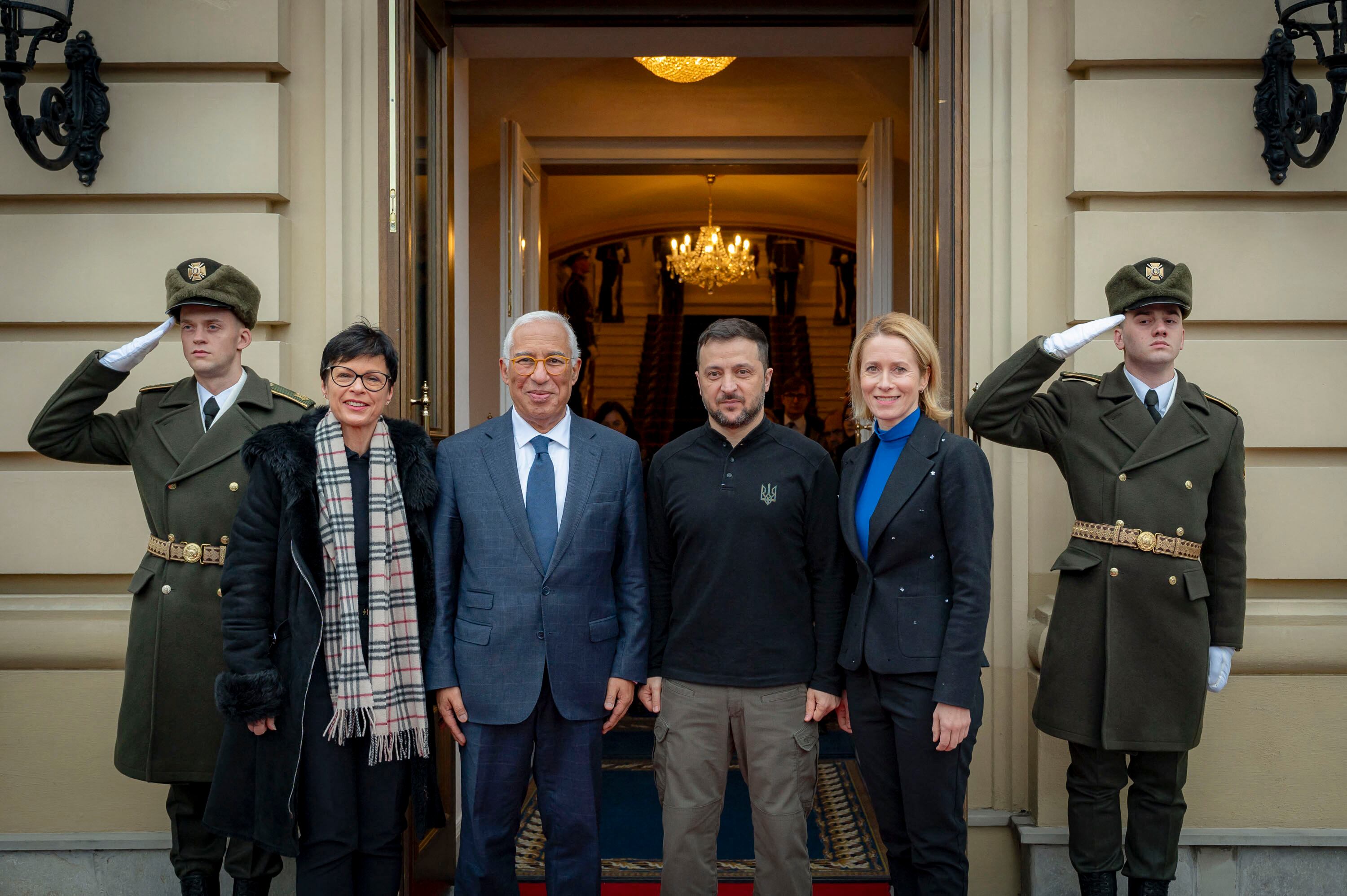 Volodymyr Zelensky junto a Antonio Costa, Kaja Kallas y Marta Kos durante una reunión en Kiev, 1°. de diciembre de 2024.