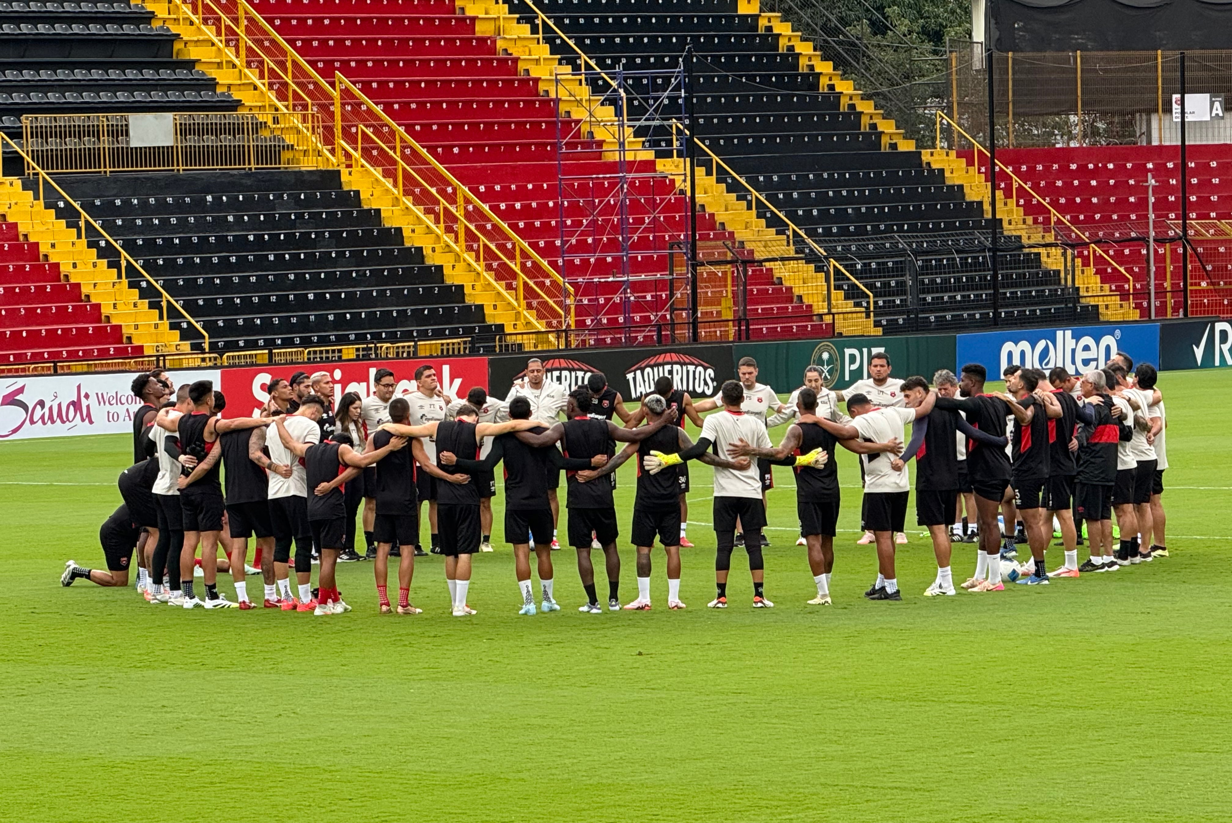 Así empieza Liga Deportiva Alajuelense su historia en la tercera edición de la Copa Centroamericana de Concacaf.