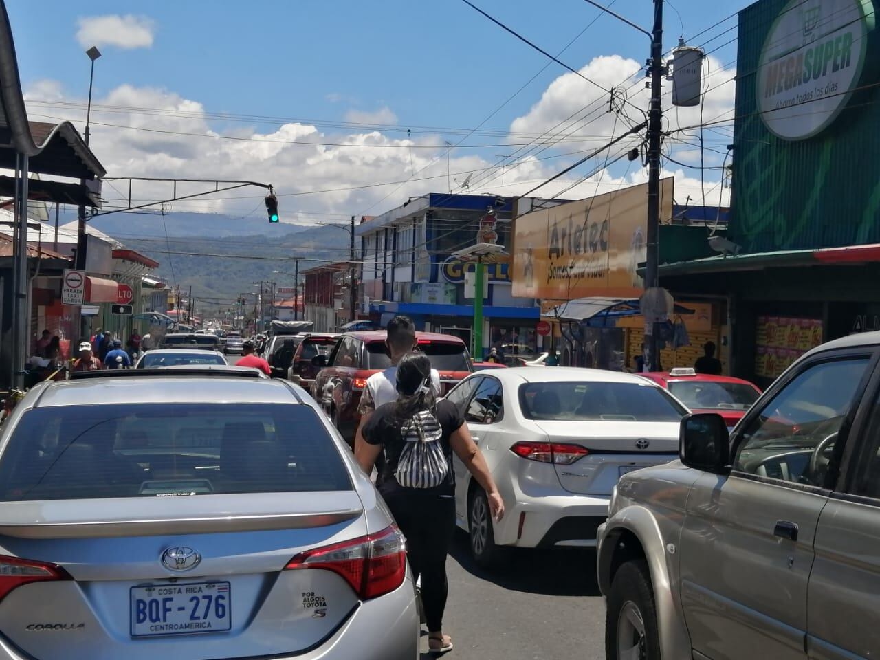 Cartagineses abarrotan calles a pesar de llamado de las autoridades de quedarse en casa para evitar la propagación del covid-19. Fotos: Keyna Calderón.