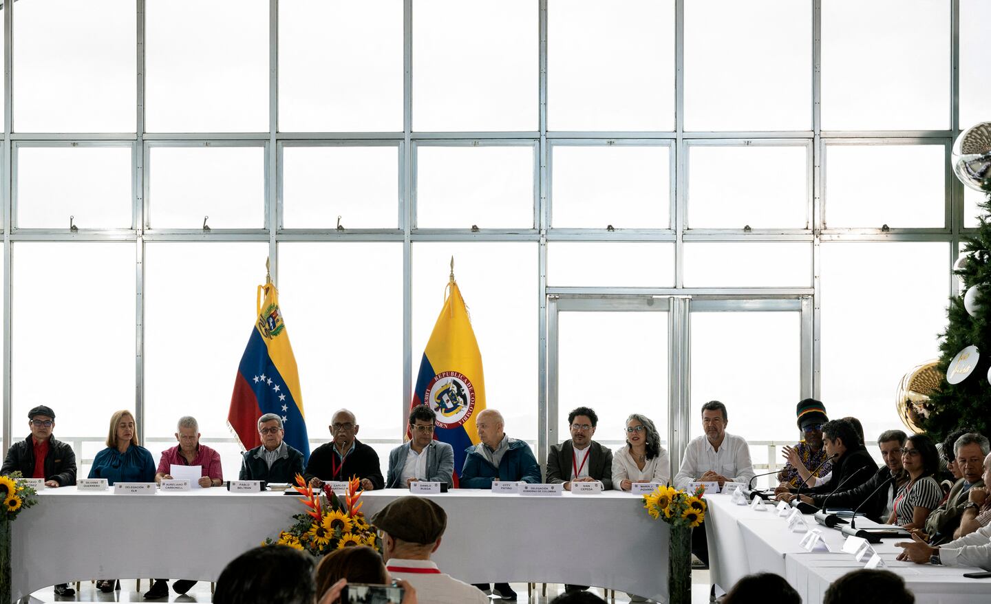 Colombia y guerrilla del ELN retoman negociaciones de paz en Venezuela ...