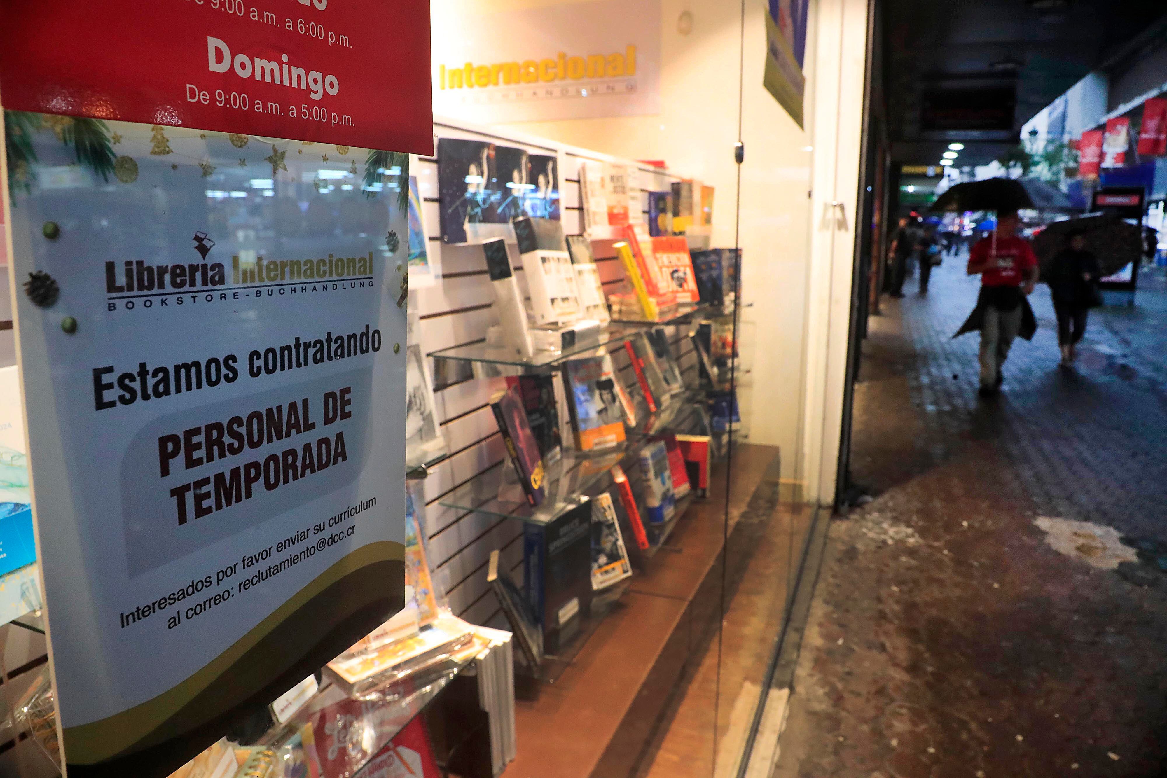 26/10/2023 San José. Recorrido por el avenida central y calles josefinas para ver ambiente de la época navideña, comercio y ofertas de trabajo o empleos de temporada. Muchas tiendas ya ofrecen diversos artículos navideños, ropa, regalos y juguetes, y también se aprecia la presencia de consumidores que quieren adelantarse y no dejar las compras de Navidad para última hora.