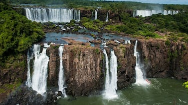Turista se lanzó a las Cataratas del Iguazú para recuperar su celular: vea los videos