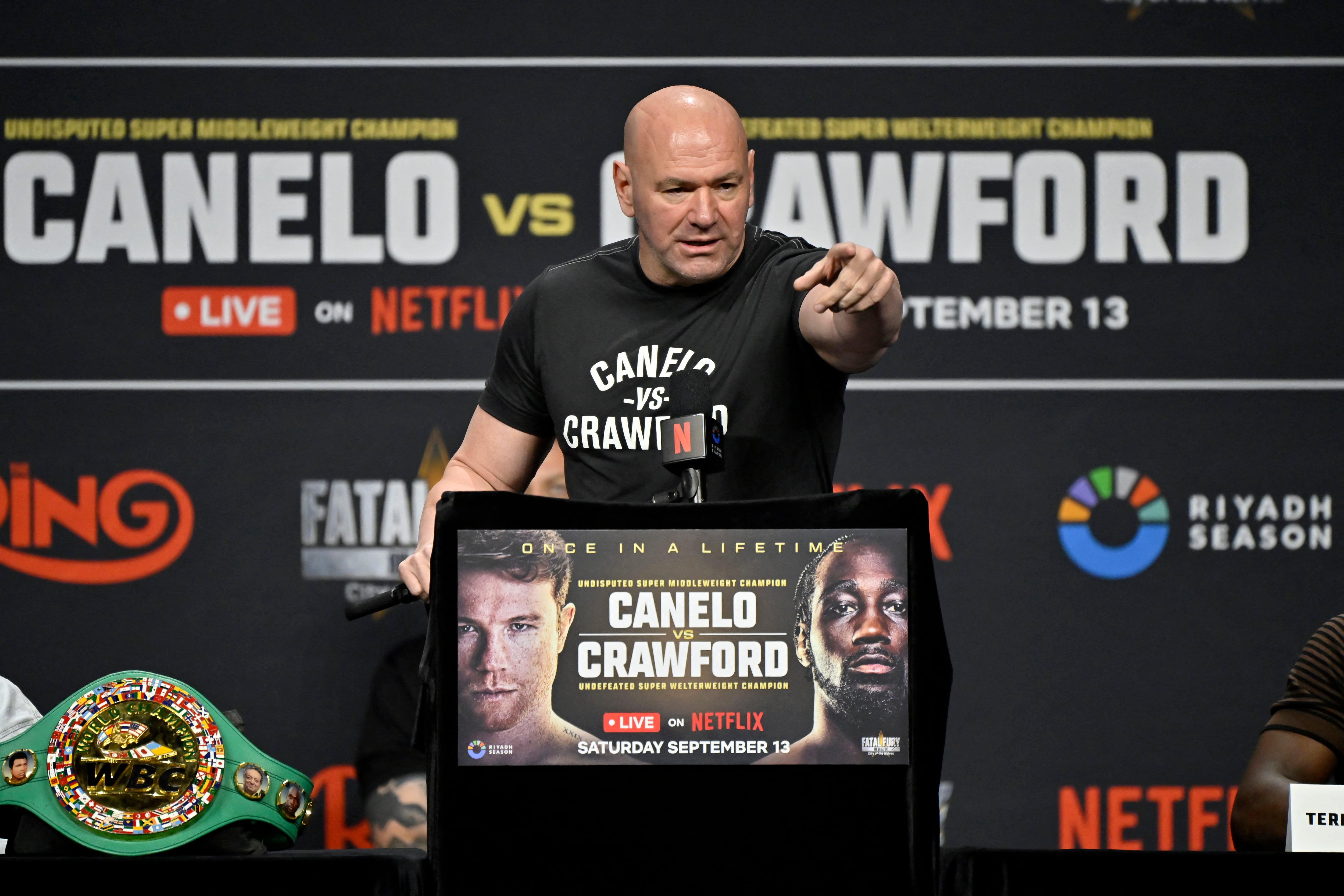 Dana White tiene una controversial opinión sobre el fútbol. Aquí, durante una conferencia de prensa para la pelea de Canelo Álvarez y Terrence Crawford, el año pasado.