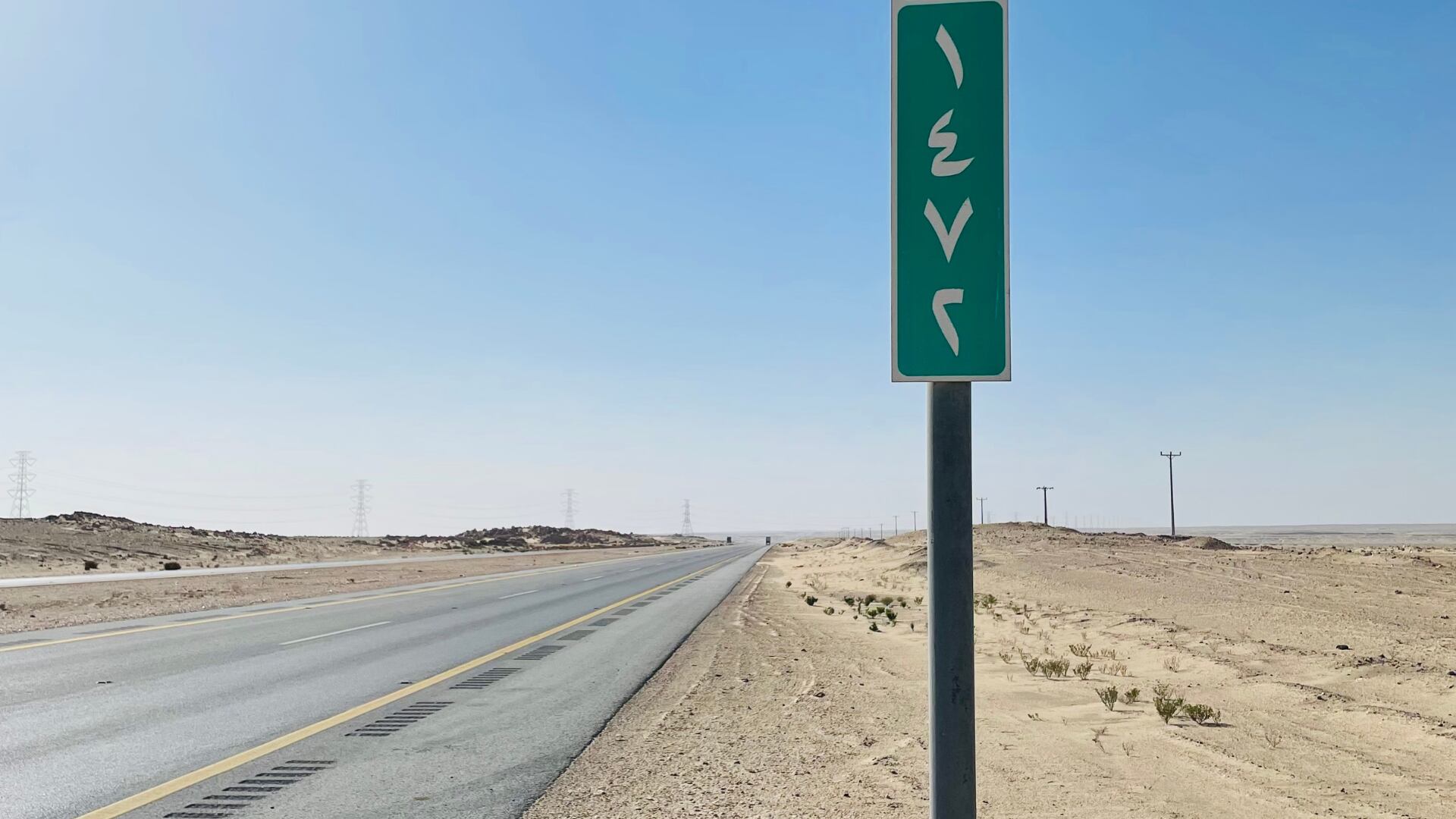 Un trayecto sin curvas, paisaje repetitivo y calor extremo vuelve esta carretera en el desierto un desafío psicológico.