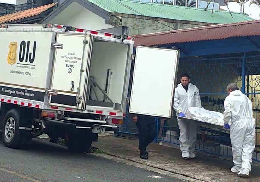 Personal forense del OIJ realizó el levantamiento del cuerpo de Adriana Abarca dentro de la vivienda donde ocurrió el ataque, en calle Rodríguez de Barrio Lourdes, en Ciudad Quesada.