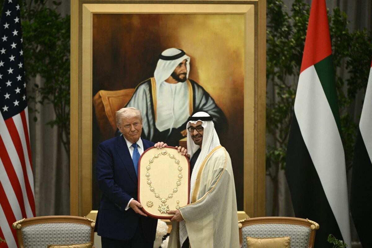 IMAGEN DESTACADA – El presidente de Estados Unidos, Donald Trump (izquierda), y su homólogo, el jeque Mohamed bin Zayed Al Nahyan, llegan al Qasr Al-Watan (Palacio de la Nación) en Abu Dabi, el 15 de mayo de 2025. Los Emiratos Árabes Unidos representan la tercera etapa de la gira de Trump por la región, que ya lo ha llevado a Arabia Saudita y Catar. (Foto: Brendan SMIALOWSKI / AFP)
