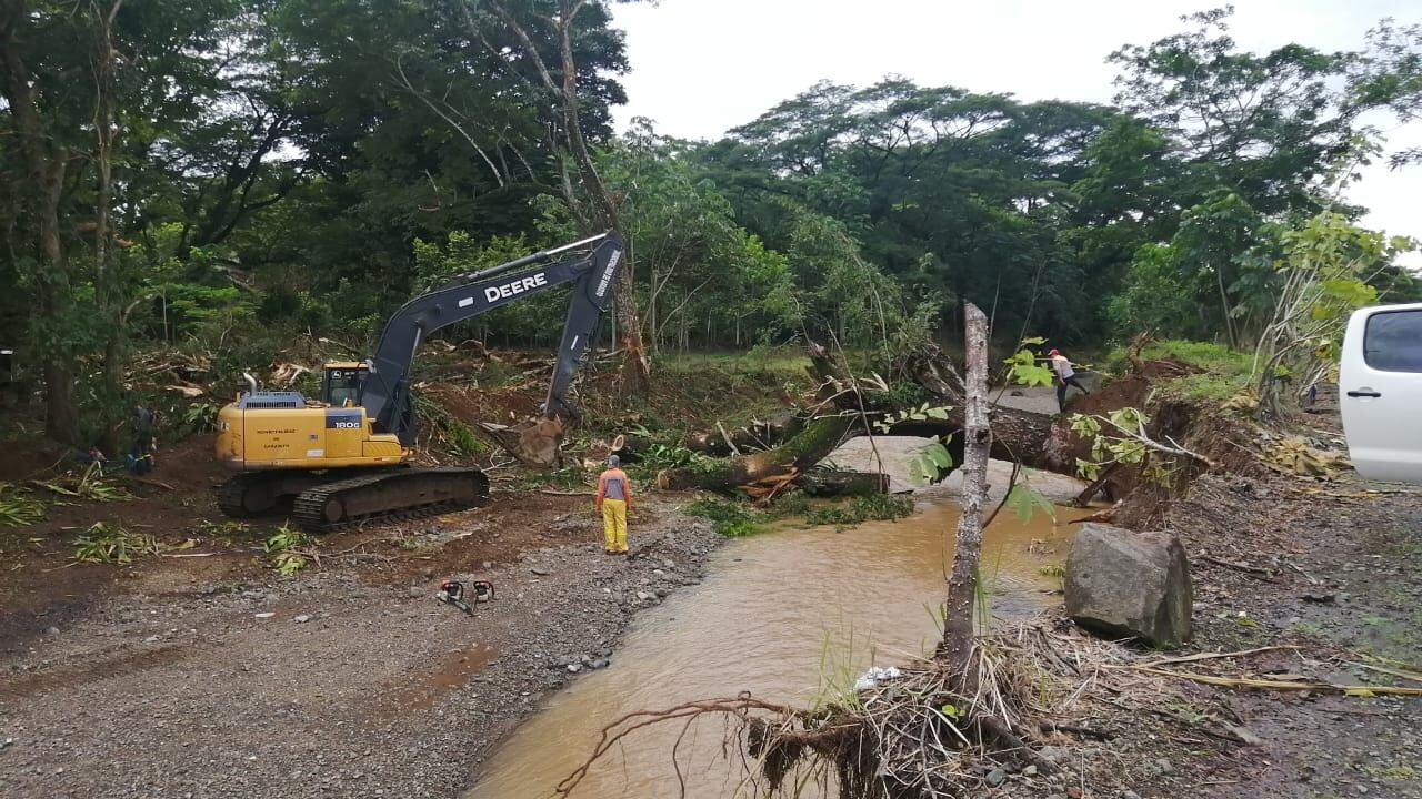 En Garabito este miércoles la maquinaria quitaba palos y escombros en el rio Copey. Escenas similares a esta se presentaron en Grecia, Desamparados y Turrialba. Foto: Cortesía Municipio de Garabito.