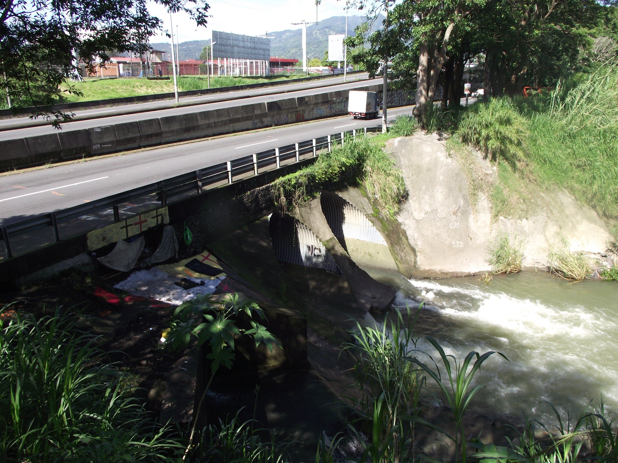 Puente sobre el río María Aguilar cerrará parcialmente desde el 3 de julio. Solo seis carriles quedarán habilitados.