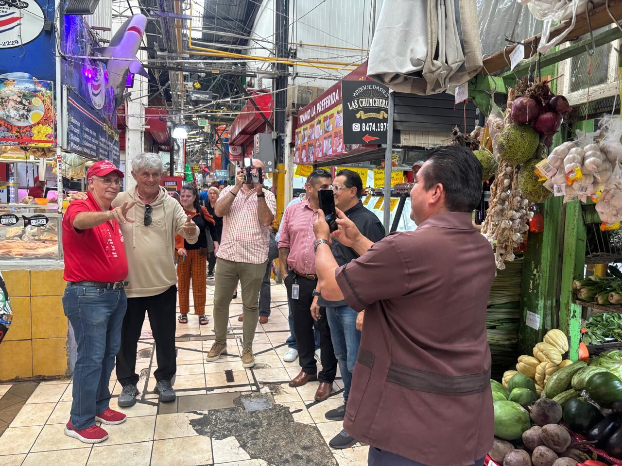 Bora Milutinovic
Visita Mercado Central, San José
12 de junio del 2025
Cortesía